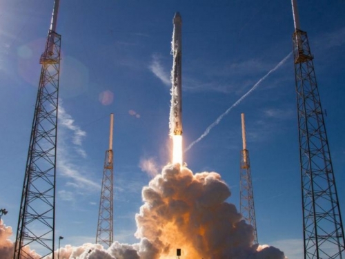 SpaceX-ov Falcon Heavy uspješno poslao arapski satelit u svemir