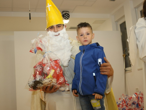 FOTO: Sv. Nikola razveselio mališane u Rumbocima