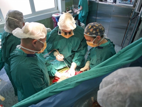 Prvi put u BiH obavljene tri operacije na otvorenom grudnom košu kod budnih pacijenata