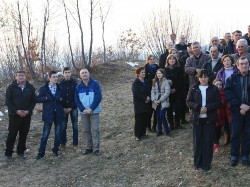 FOTO: Fra Andrija Jozić predvodio Križni put na Uzdolu