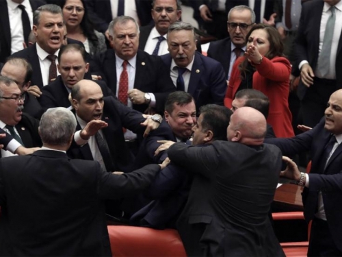 VIDEO: U turskom parlamentu izbila tučnjava zbog Erdogana