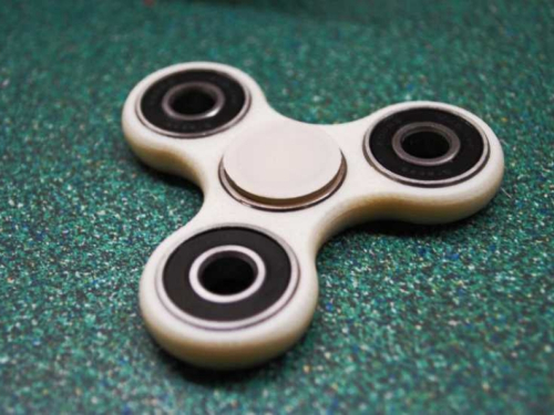 Popularni "fidget spinneri" mogu biti opasni za djecu