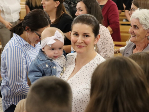 FOTO: Započela trodnevnica u župi Rama-Šćit, prvašići darovani prigodnim darovima