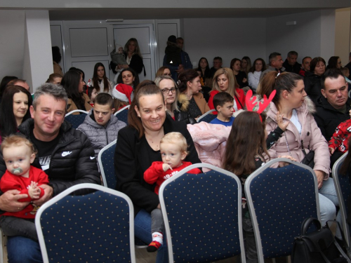 FOTO: Sveti Nikola razveselio najmlađe u župi Rumboci