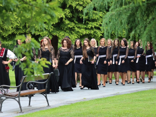 FOTO: Na Šćitu održana 5. kulturno-vjerska baština Hrvata BiH pod geslom ''Vratimo nadu zavičaju''