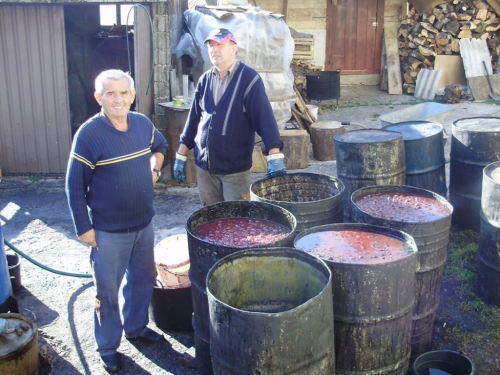 Ćoro i u 87. godini života neumorno peče rakiju na svom 'veselom stroju'