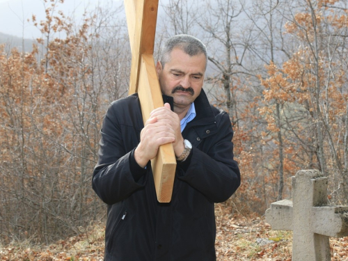 FOTO: Mr. Pero Brajko predvodio put križa na Uzdolu