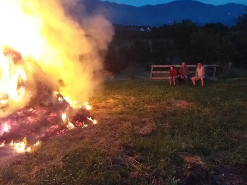 FOTO: Paljenjem svitnjaka Rama dočekuje sv. Ivu