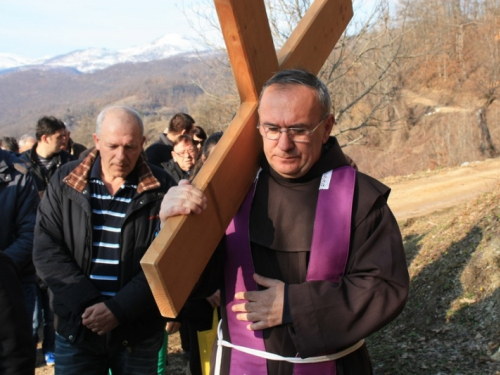 FOTO: Fra Andrija Jozić predvodio Križni put na Uzdolu