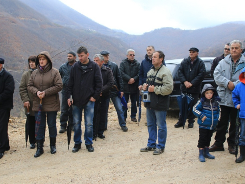 FOTO: Fra Andrija Jozić predvodio križni put na Uzdolu