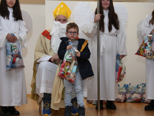 FOTO: Sveti Nikola razveselio najmlađe u župi Rumboci