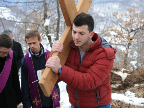 FOTO: Vlč. Ivan Karača predvodio Križni put na Uzdolu