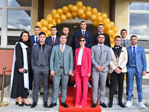 FOTO/VIDEO: Uskoplje ispratilo 63 maturanta, među njima i 9 iz Rame