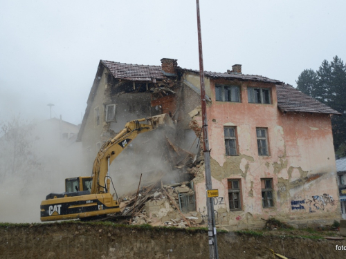 FOTO: Ruši se stara zgrada u Prozoru