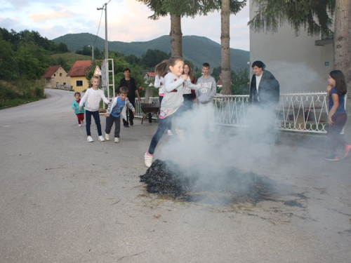 FOTO: Paljenjem svitnjaka Rama dočekuje sv. Ivu