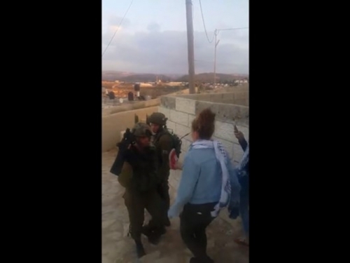 VIDEO: Maloljetna Palestinka snimljena kako udara izraelske vojnike