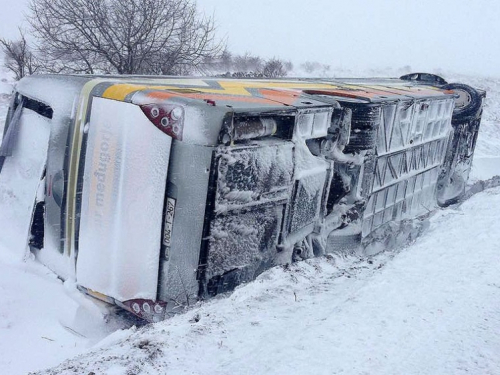 Tomislavgrad: Autobus s učenicima sletio s ceste, drugog prevrnula bura