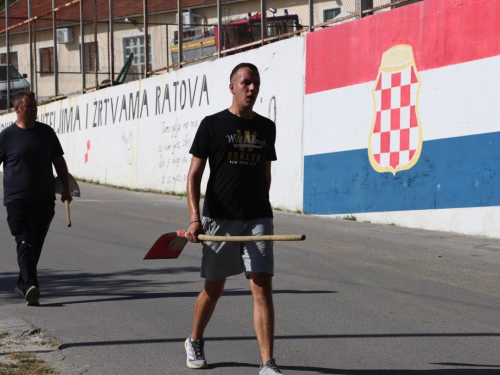 VIDEO/FOTO: Požar u Podboru - Vatrogasci nemoćni, borovina gori nekontrolirano