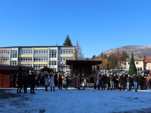 FOTO: U Prozoru otvoren Božićni sajam