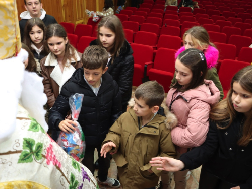 FOTO: Sv. Nikola i ove godine razveselio djecu u župi Rama-Šćit