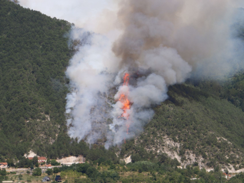 VIDEO: Veliki požar iznad Podbora: Vjetar otežava gašenje nepristupačnog terena