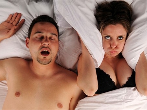 Sve više parova odlučuje spavati u odvojenim sobama - Razlog hrkanje