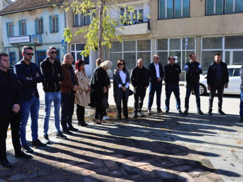 FOTO: Svi sveti - U Prozoru zapaljene svijeće za poginule i preminule branitelje