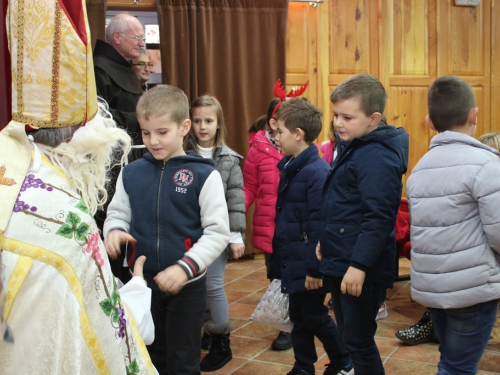 FOTO: Sv. Nikola i ove godine razveselio djecu u župi Rama Šćit