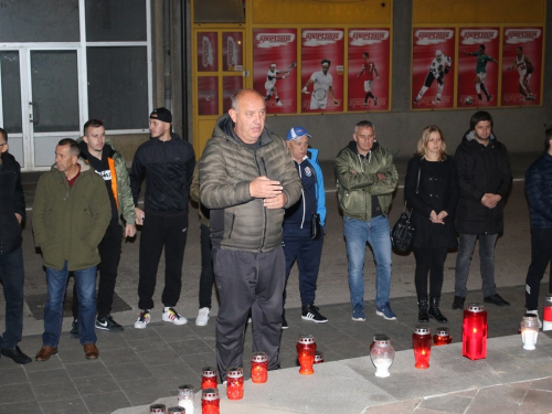 FOTO: U Prozoru upaljene svijeće za žrtve Vukovara i Škabrnje