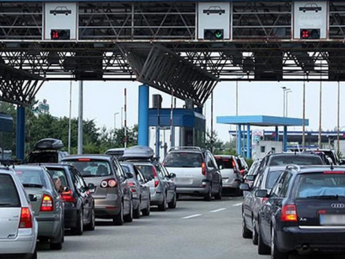 Višesatna čekanja na izlazu iz BiH, duge kolone na brojnim prijelazima