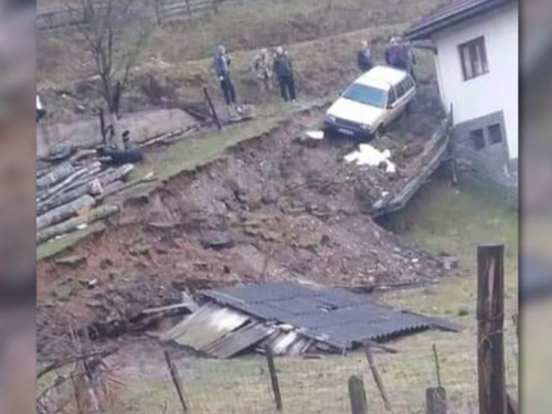 Fojnica: Klizište uništilo pomoćni objekt i ugrozilo kuću