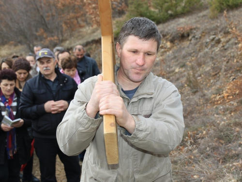 FOTO: Mr. Pero Brajko predvodio put križa na Uzdolu