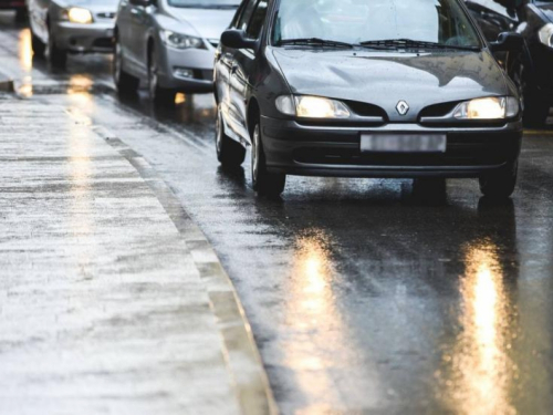 Kolnici mokri i skliski; kiša otežava prometovanje