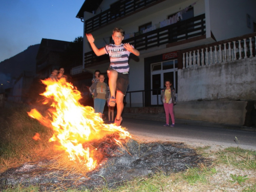 FOTO: Paljenjem svitnjaka Rama dočekuje sv. Ivu