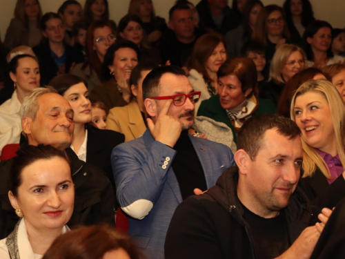 FOTO: U Prozoru predstavljena slikovnica Magdalene Jeličić ''Djed, dječak i računalo''