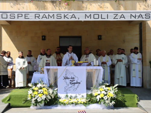 FOTO: Na Šćitu svečano proslavljena Velika Gospa i Mlada misa fra Mile Belje