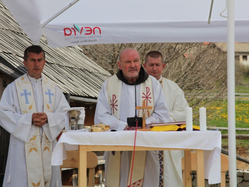 FOTO: Druženje Rumbočana i sv. misa na Zahumu