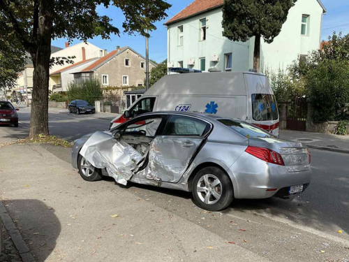 Mostar: Vozilo Hitne se nakon sudara zabilo u drvo