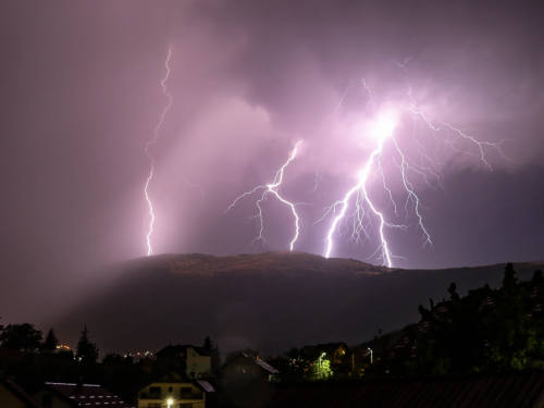 FOTO: Munje parale nebo nad Ramom