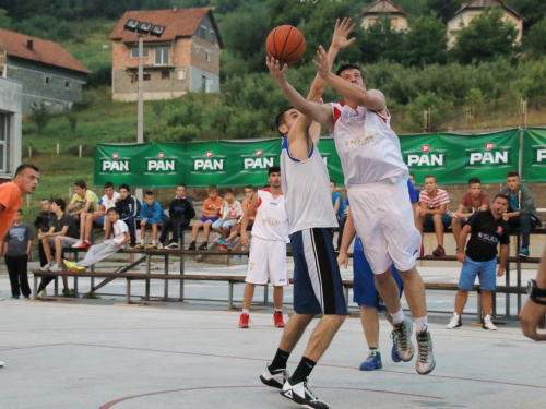 FOTO: U Prozoru počeo 13. Streetball turnir