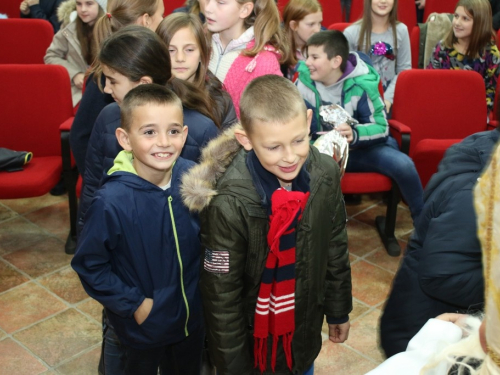 FOTO: Sv. Nikola i ove godine razveselio djecu u župi Rama Šćit