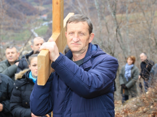 FOTO: Vlč. Ljubo Zadrić predvodio križni put na Uzdolu