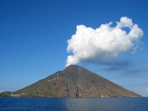 Eruptirao vulkan na talijanskom otoku: Turisti se u panici bacali u more