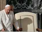 Papa više nema vrućicu, ali i dalje ima upalu pluća