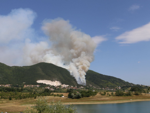 VIDEO: Veliki požar iznad Podbora: Vjetar otežava gašenje nepristupačnog terena