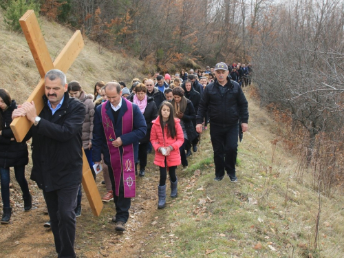 FOTO: Mr. Pero Brajko predvodio put križa na Uzdolu