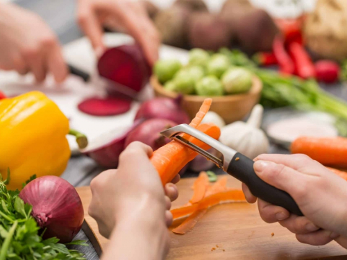 Evo koje voće i povrće nikada ne biste trebali guliti