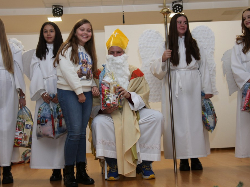 FOTO: Sveti Nikola razveselio najmlađe u župi Rumboci