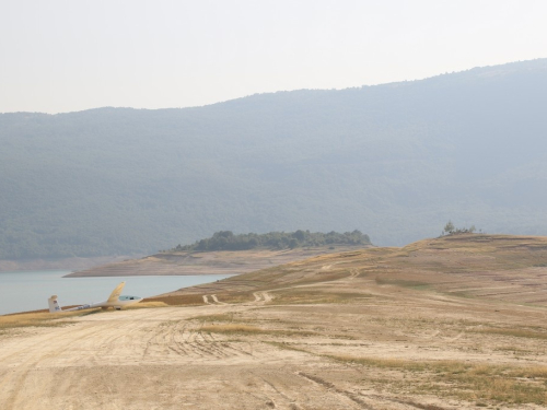 FOTO: Jedrilica "pala" na Ramsko jezero