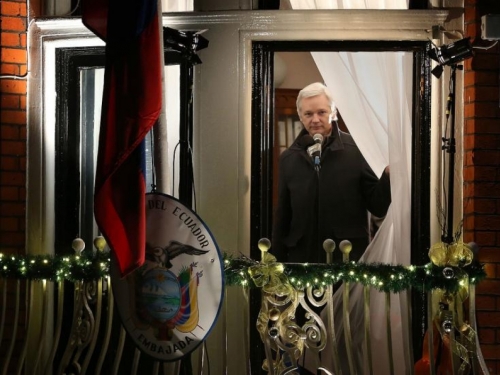 Kriza s Julianom Assangeom dostigla vrhunac